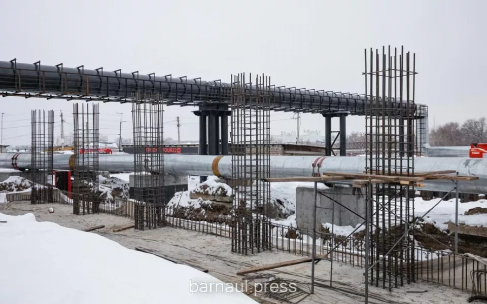 В Барнауле продолжается монтаж новых опор для моста на Новом рынке