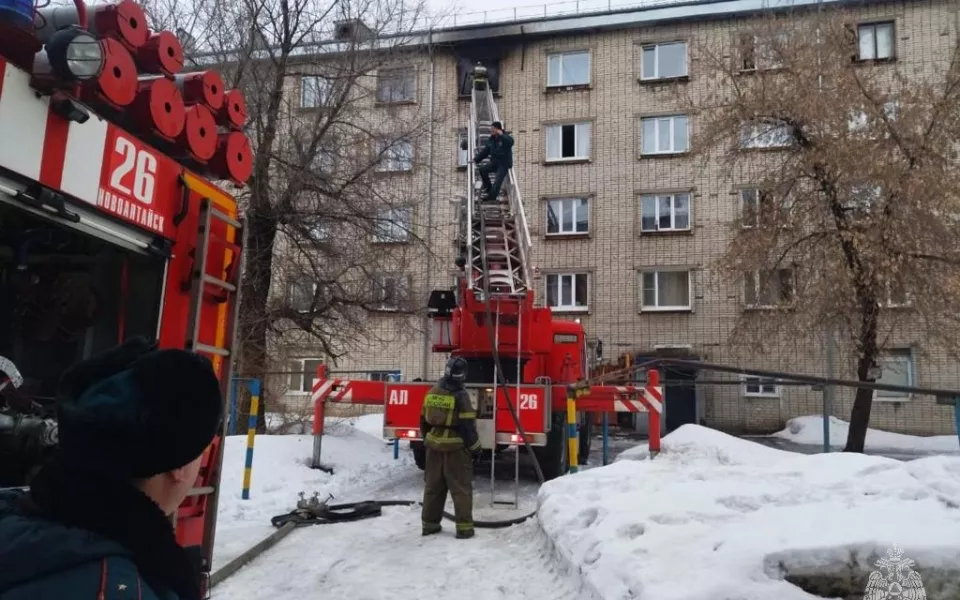 Четырех детей и 11 взрослых спасли из горящей пятиэтажки в Новоалтайске