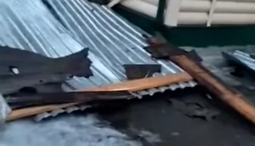 В алтайском райцентре ветер сорвал крышу детского сада и унес ее на жилые дома