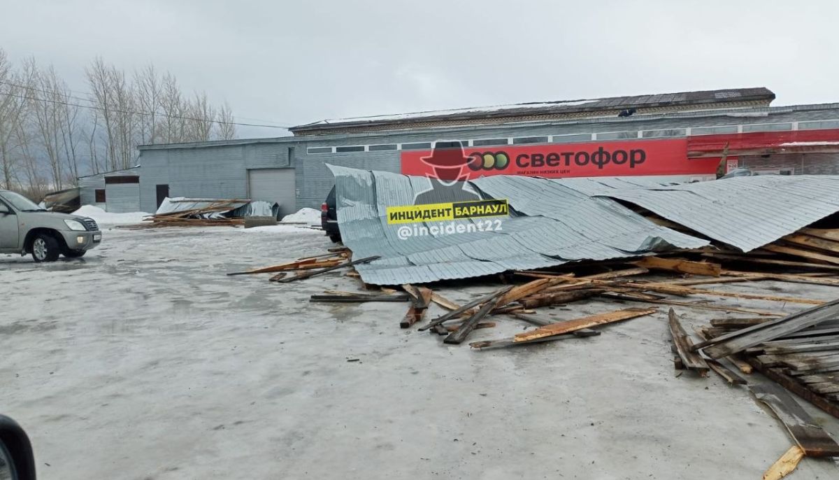 В Ребрихе крыша слетела со здания магазина и накрыла машины - Толк  08.03.2023