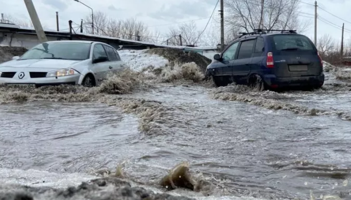 В Бийске весной растеклись огромные лужи на дорогах - Толк 09.03.2023