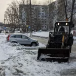 В Барнауле устраняют последствия мощного ветра и борются с гололедом