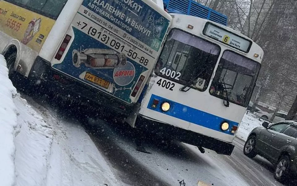 В аварии с троллейбусом и маршруткой в Барнауле пострадала женщина