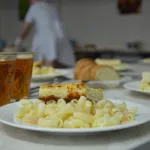 Азбука питания: чем и как кормят детей в школьных столовых Барнаула