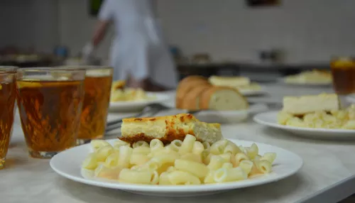 Азбука питания: чем и как кормят детей в школьных столовых Барнаула