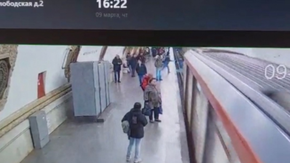 Мужчина толкнул подростка под вагон метро