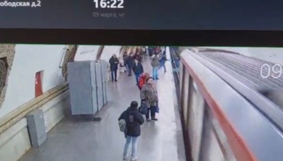Парень толкнул девушку под поезд. Подростка столкнули в метро. Метро Москвы фото. Люди в метро фото.
