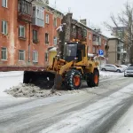 Дорожники продолжают чистить Барнаул и готовятся к новому снежному удару