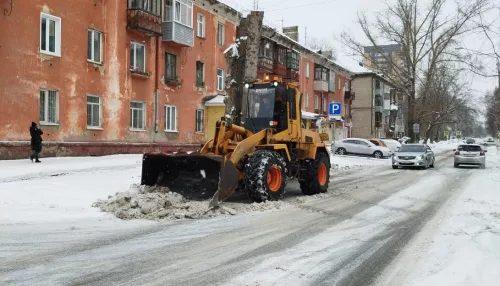 Дорожники продолжают чистить Барнаул и готовятся к новому снежному удару