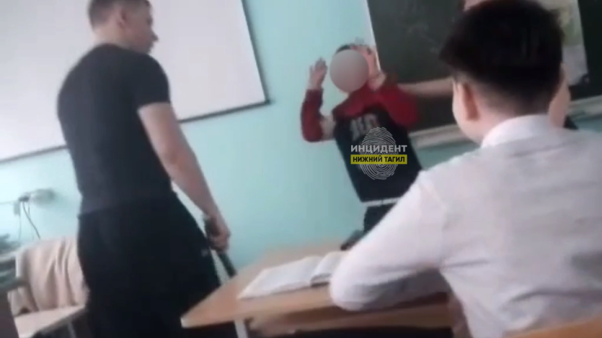Учитель ударил палкой школьника