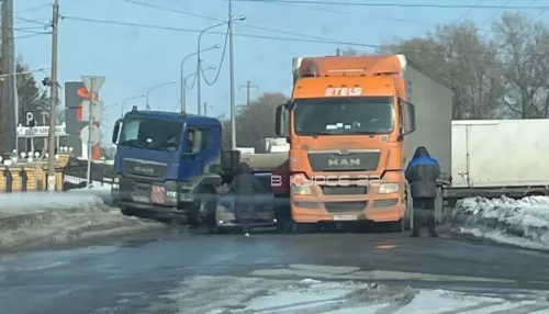 В Барнауле образовалась пробка на 6 км из-за ДТП с грузовиками