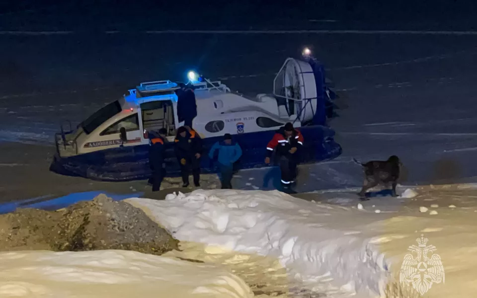 В Барнауле спасли застрявших и замерзших на Оби рыбаков
