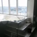 В Барнауле за 16,5 млн продают квартиру с панорамным видом на город из ванной