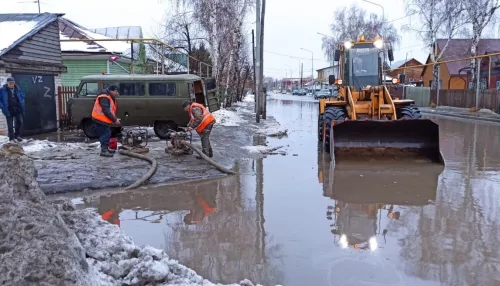 Дорожники Барнаула чистят ливневки и готовятся к гололеду