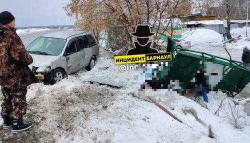 В Сети появились кадры с места ДТП в Новоалтайске, где иномарка снесла остановку
