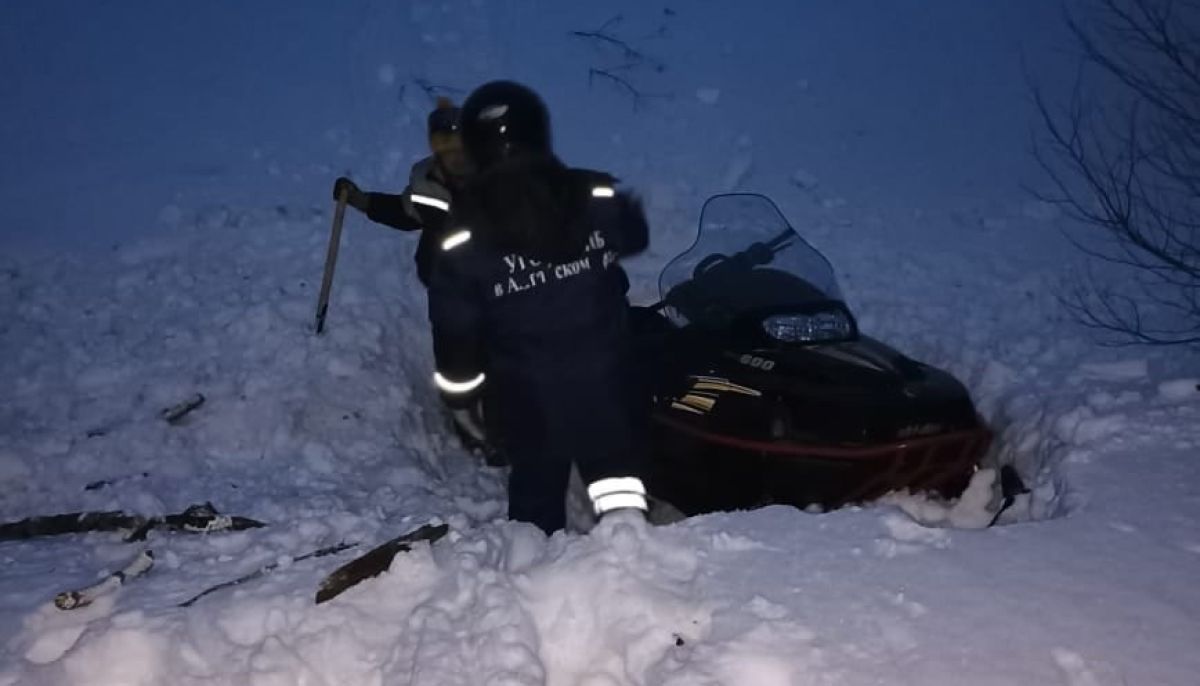 В Алтайском крае спасли мужчину, провалившегося в овраг на снегоходе - Толк  13.03.2023