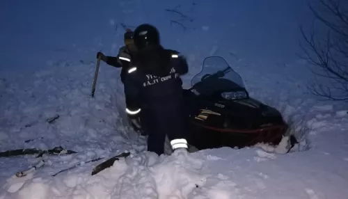 В Алтайском крае мужчина на снегоходе провалился в овраг