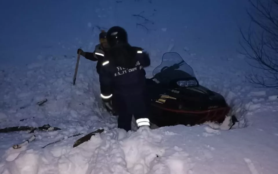 В Алтайском крае мужчина на снегоходе провалился в овраг