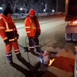 В Барнауле продолжают ремонтировать дороги холодным асфальтом