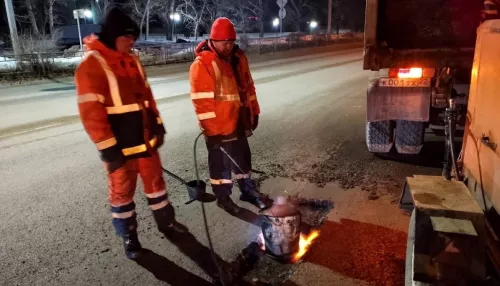 В Барнауле продолжают ремонтировать дороги холодным асфальтом