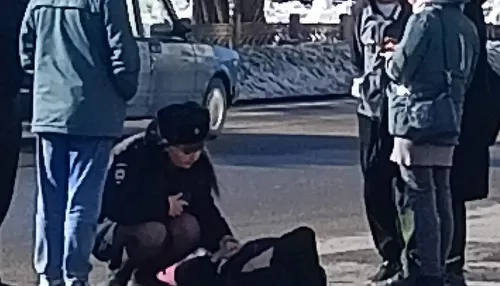 В Бийске машина наехала на девушку около автобусной остановки