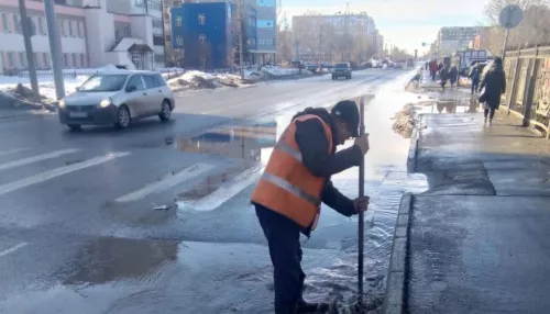 Барнаульские дорожники показали, как борются с талой водой на улицах города