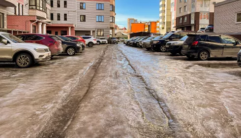 Скользкая дорожка: гололед превратил дворы Барнаула в полосу препятствий. Фото