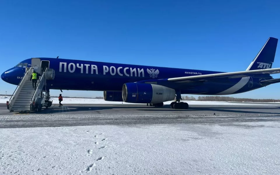 В новосибирском аэропорту у самолета после посадки загорелось шасси
