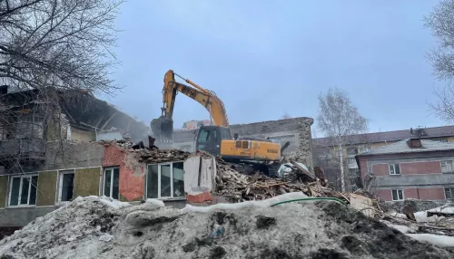 В Барнауле сносят очередной аварийный дом на Советской Армии