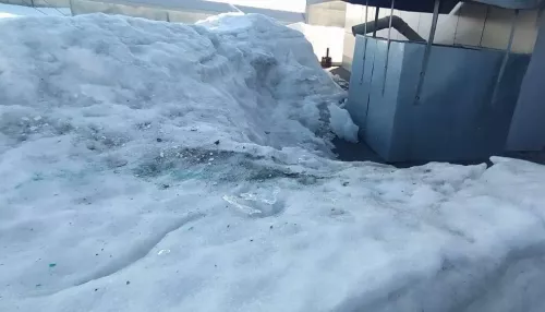 Жильцы подтопленной многоэтажки в Барнауле не добились очистки кровли от снега