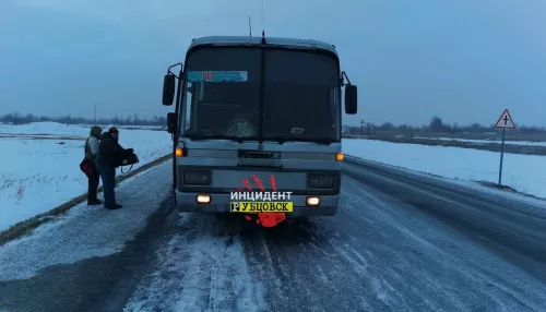 На трассе в Алтайском крае автобус насмерть сбил 42-летнего мужчину