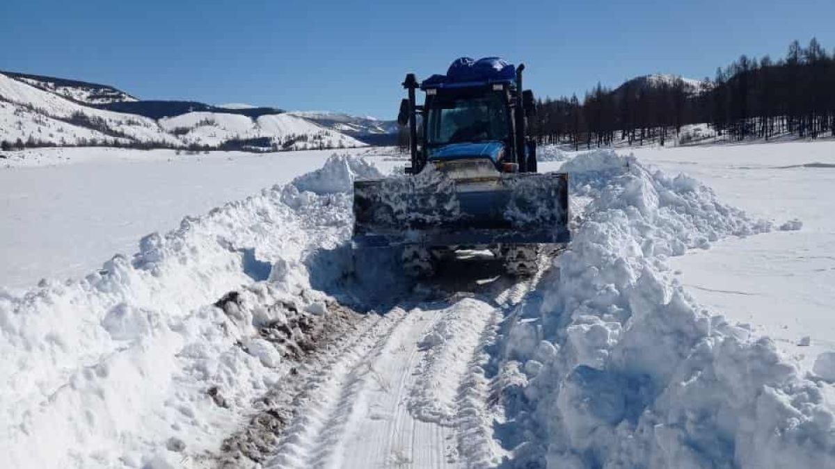 Обильный снегопад обрушился на Алтай
