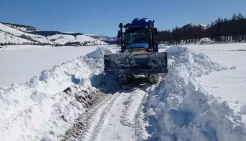 Мощный снегопад заблокировал дороги в алтайском районе
