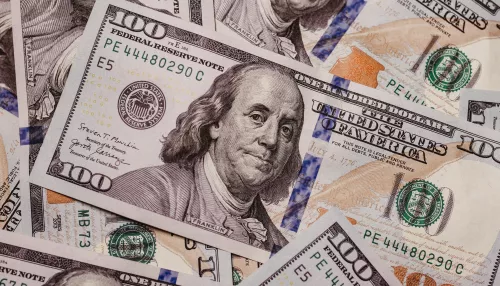 Впервые почти за год курс доллара поднялся выше 80 рублей