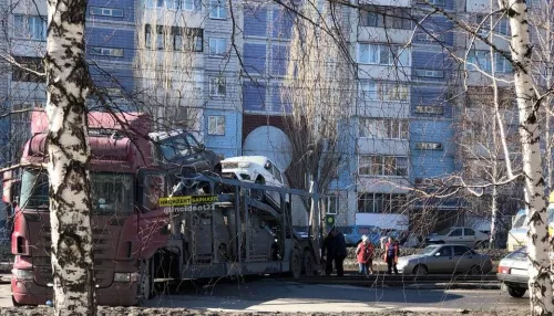 В Барнауле груженый автовоз застрял на трамвайных путях