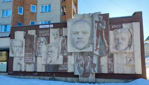 В Барнауле продают помещение под офис или магазин с барельефом Ленина