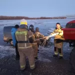 В Камне-на-Оби автомобиль провалился под лед на ледовой переправе