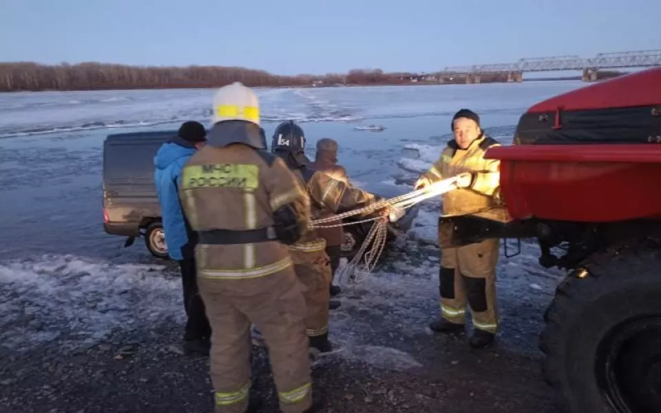 В Камне-на-Оби автомобиль провалился под лед на ледовой переправе