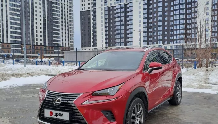 В Барнауле красный Lexus с беспроводной зарядкой продают за 3,6 млн рублей
