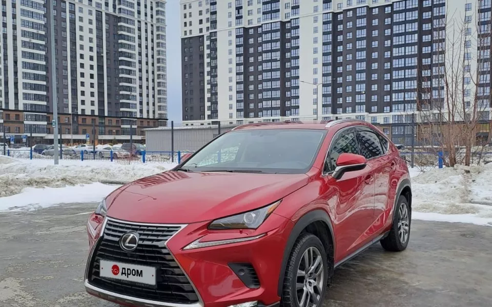 В Барнауле красный Lexus с беспроводной зарядкой продают за 3,6 млн рублей