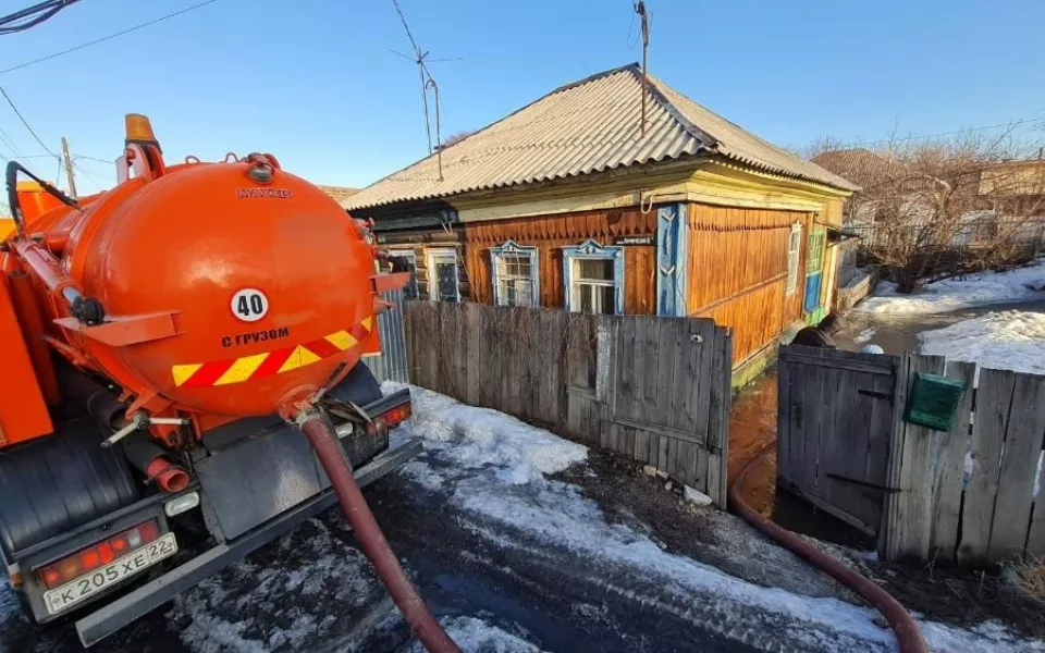 В Барнауле устраняют подтопление на Керамическом проезде