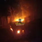 В Барнауле ночью вспыхнул пожар в расселенном доме