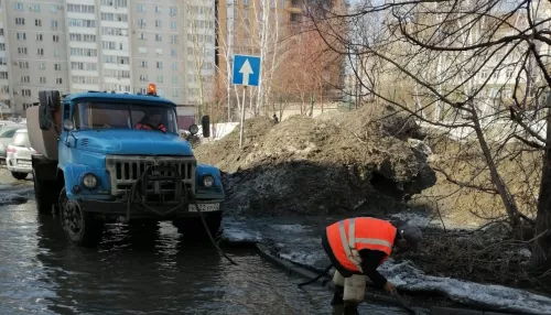 В Барнауле дорожники продолжают бороться с подтоплениями и очищать тротуары