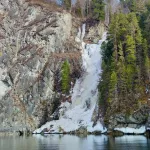 На Алтае водопад Корбу пробудился и сбросил ледяные оковы. Фото