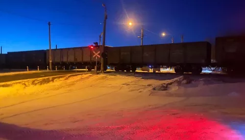 Появилось видео, как грузовой поезд сбил легковушку в Барнауле