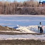 В Бийске подростки устраивают опасные игры на тонком льду