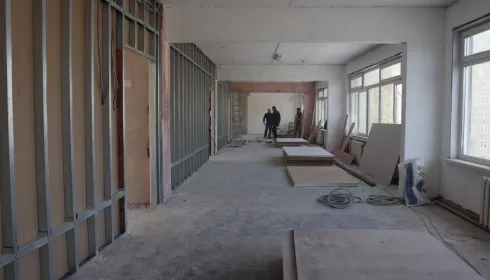 В Барнауле показали, как продвигается ремонт в трех школах
