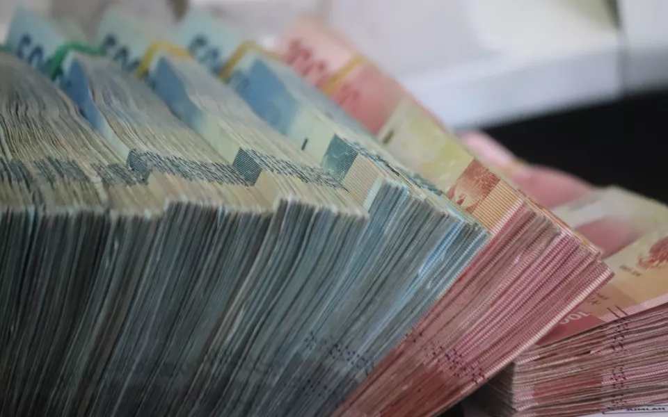 Жительница Алтайского края пробралась к бывшему мужу и украла 300 тысяч рублей