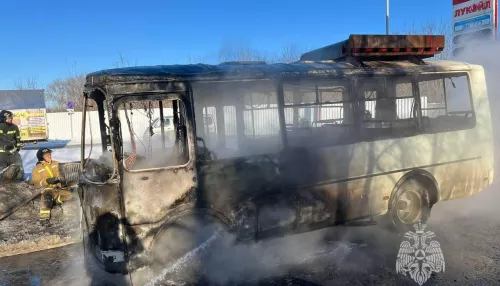 В Новосибирске рядом с заправкой загорелся автобус с 10 пассажирами