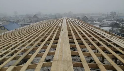 Рабочие показали, как восстанавливают сорванную ветром крышу алтайского детсада